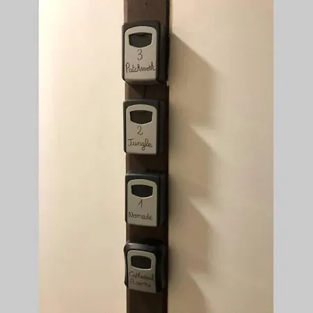 : Privée Au Pied De La Cathédrale *